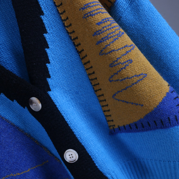 Stiilne kahevärviline spitsikaelusega naistevest