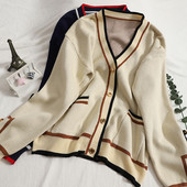 Uue mudeli naiste vabaajavest spits-kaelusega ja taskutega