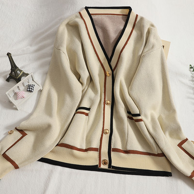 Uue mudeli naiste vabaajavest spits-kaelusega ja taskutega