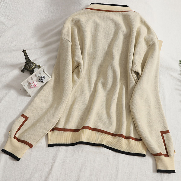 Uue mudeli naiste vabaajavest spits-kaelusega ja taskutega