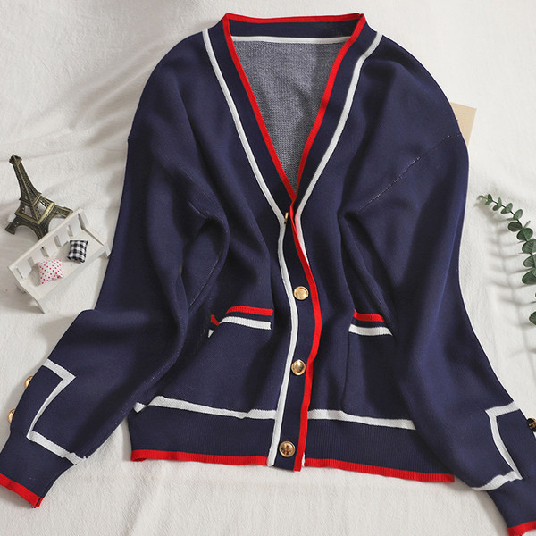 Uue mudeli naiste vabaajavest spits-kaelusega ja taskutega