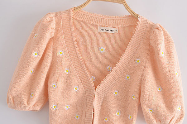 Lühike kootud vest lilltikandi ja spitsikaelusega