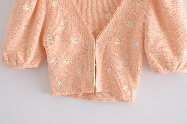 Lühike kootud vest lilltikandi ja spitsikaelusega