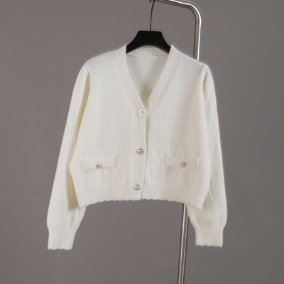 Μοντέρνα ζακέτα  με βαθύ λαιμόκοψη και κουμπιά