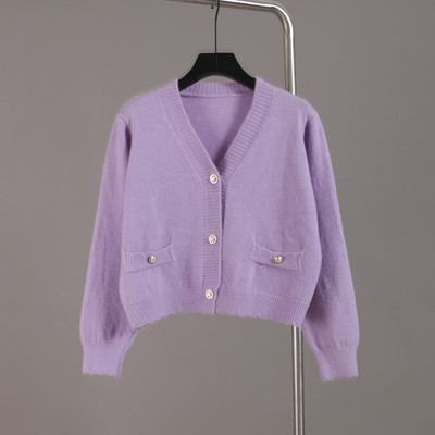 Μοντέρνα ζακέτα  με βαθύ λαιμόκοψη και κουμπιά