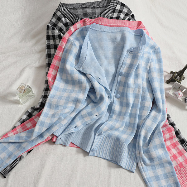 Ruuduline kardigan nööpide ja ümara kaelusega