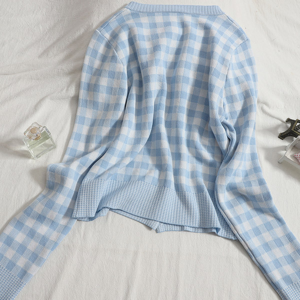 Ruuduline kardigan nööpide ja ümara kaelusega