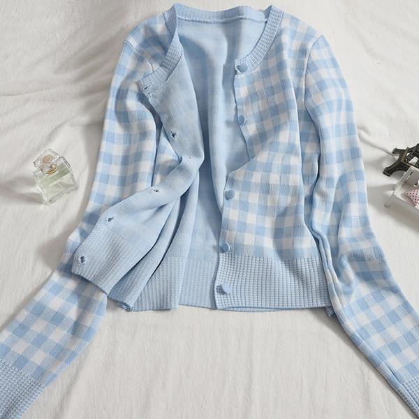 Ruuduline kardigan nööpide ja ümara kaelusega