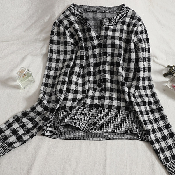 Ruuduline kardigan nööpide ja ümara kaelusega