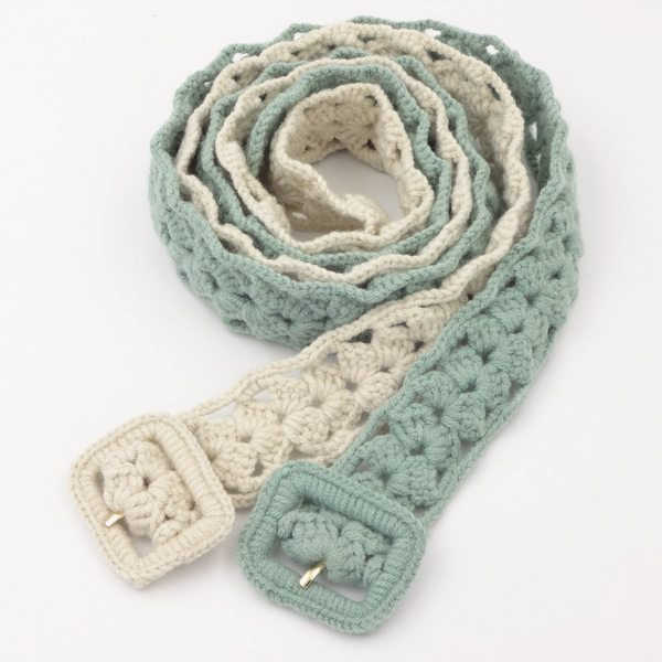 Naiste mitmes värvitoonis kootud vöö