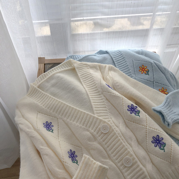 Lilletikandi ja spitsikaelusega naiste kampsun