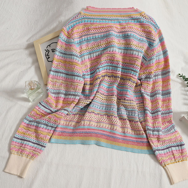 Színes női mellény spitz nyakkivágással és kerek gombokkal