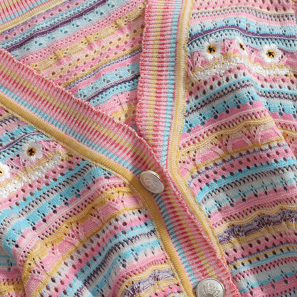 Színes női mellény spitz nyakkivágással és kerek gombokkal