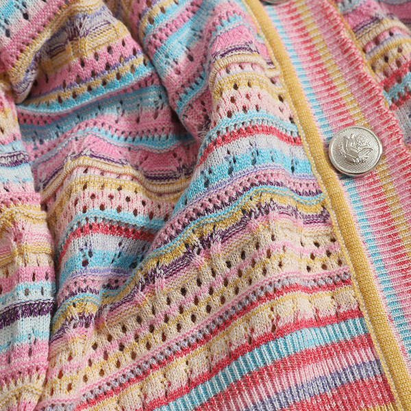 Színes női mellény spitz nyakkivágással és kerek gombokkal