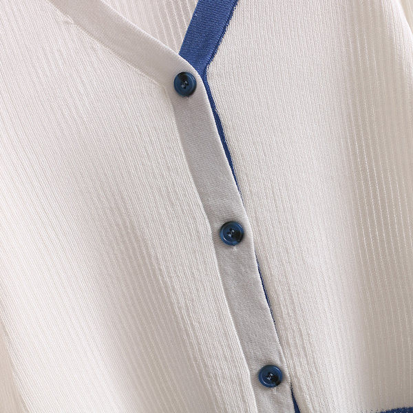 Nööpide ja sügava kaelusega naiste kardigan