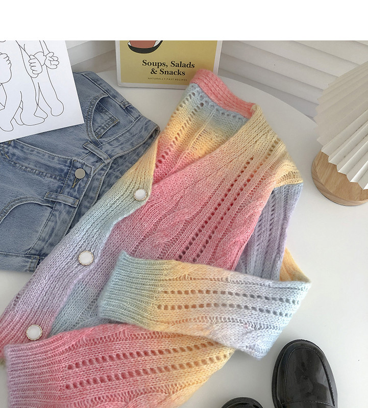 Mitmevärviline naiste kootud nööpidega vest