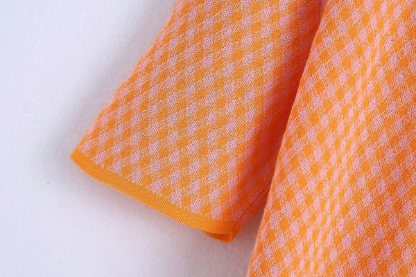 Széles modell kockás mellény gombokkal