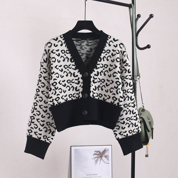 Naiste nööpide ja loomamustriga kardigan