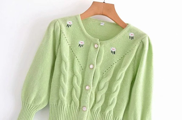 Kratki pleteni prsluk s gumbima i vezom