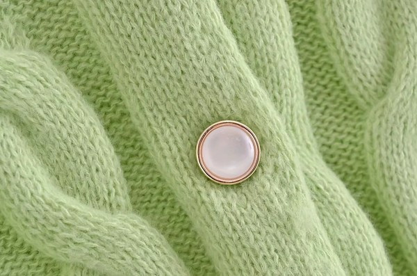 Kratki pleteni prsluk s gumbima i vezom