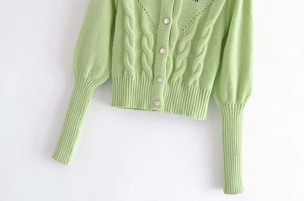 Kratki pleteni prsluk s gumbima i vezom