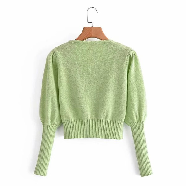 Kratki pleteni prsluk s gumbima i vezom