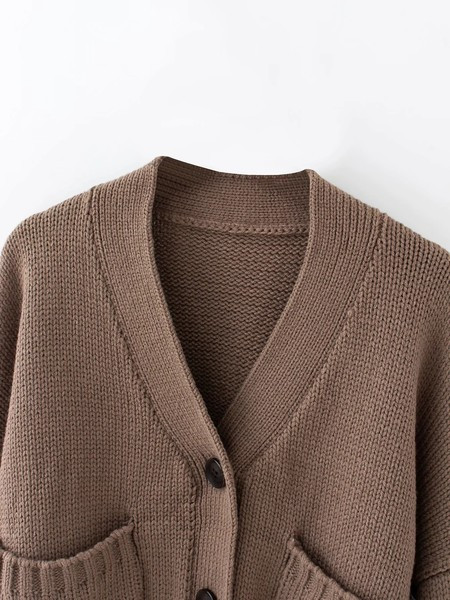 Moodne taskute ja nööpidega lühike kardigan