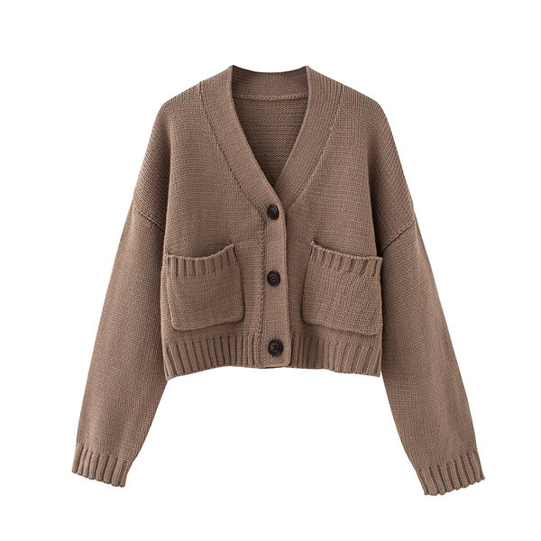 Moodne taskute ja nööpidega lühike kardigan