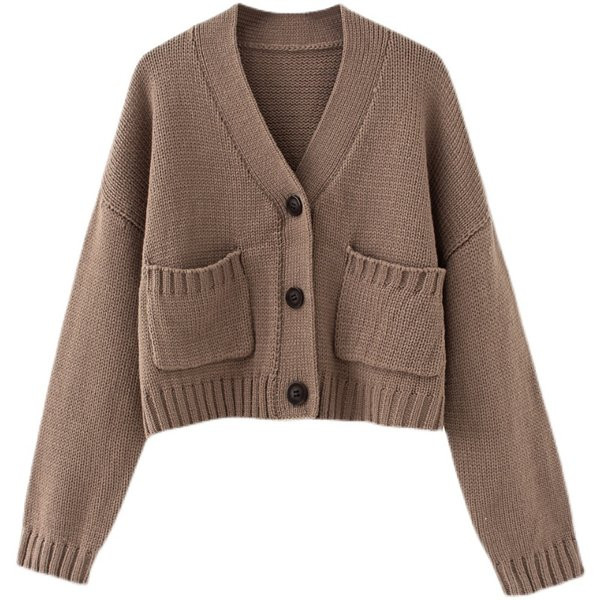 Moodne taskute ja nööpidega lühike kardigan