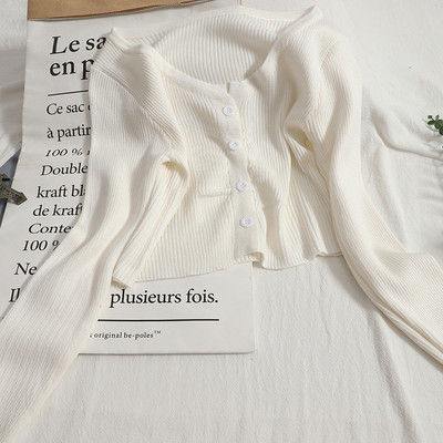 Modern mellény kerek nyakkivágással és hosszú ujjakkal