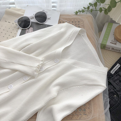 Ühevärviline mudel naiste velvetist nööpidega