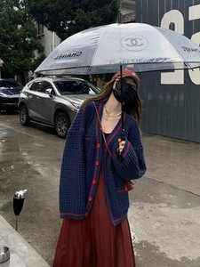 Moodne naiste vest nööpide ja pikkade varrukatega - lai mudel