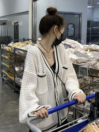 Moodne naiste vest nööpide ja pikkade varrukatega - lai mudel