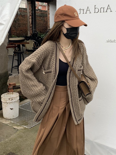 Moodne naiste vest nööpide ja pikkade varrukatega - lai mudel