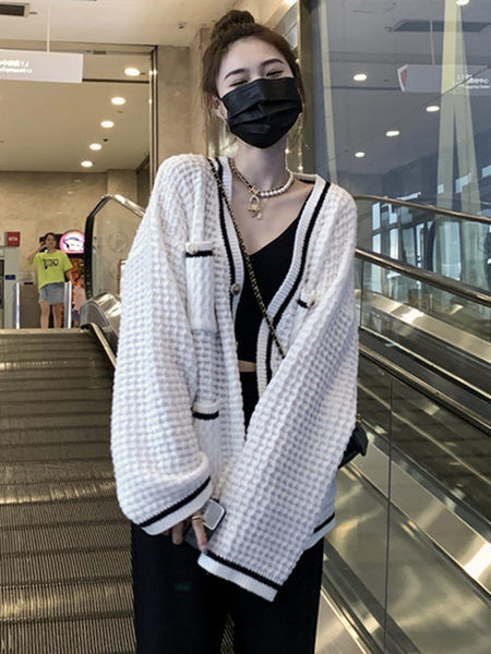 Moodne naiste vest nööpide ja pikkade varrukatega - lai mudel