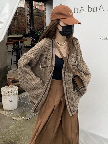 Moodne naiste vest nööpide ja pikkade varrukatega - lai mudel