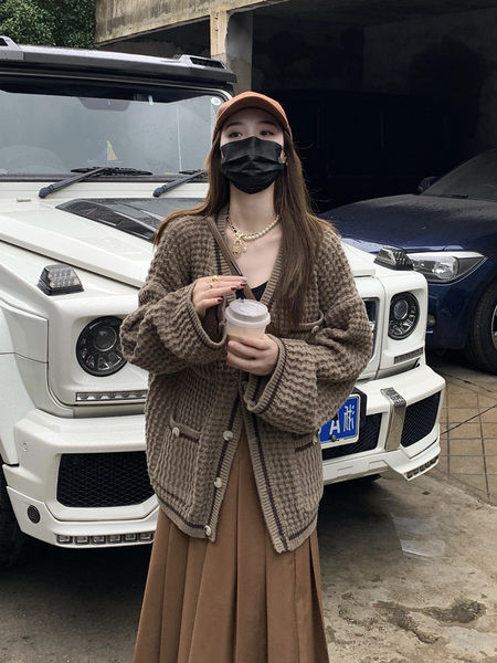 Moodne naiste vest nööpide ja pikkade varrukatega - lai mudel