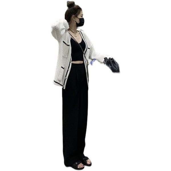 Moodne naiste vest nööpide ja pikkade varrukatega - lai mudel