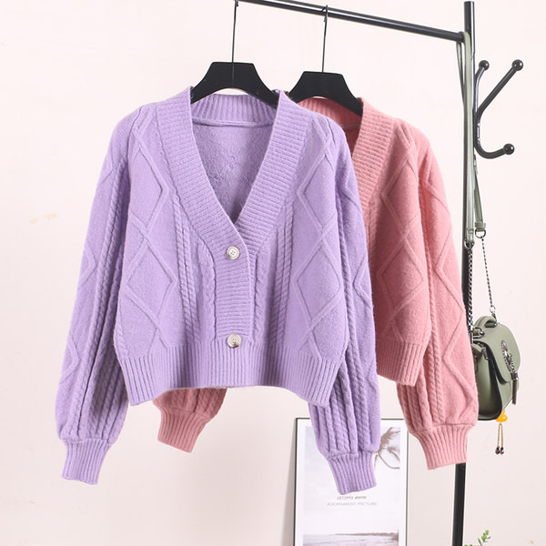 Naiste kaasaegne vest nööpide ja sügava kaelusega