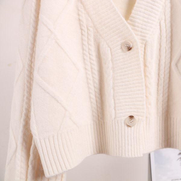 Naiste kaasaegne vest nööpide ja sügava kaelusega