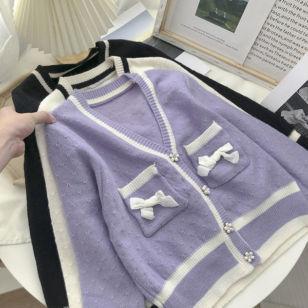 Naiste kootud vest pärlite ja paelaga