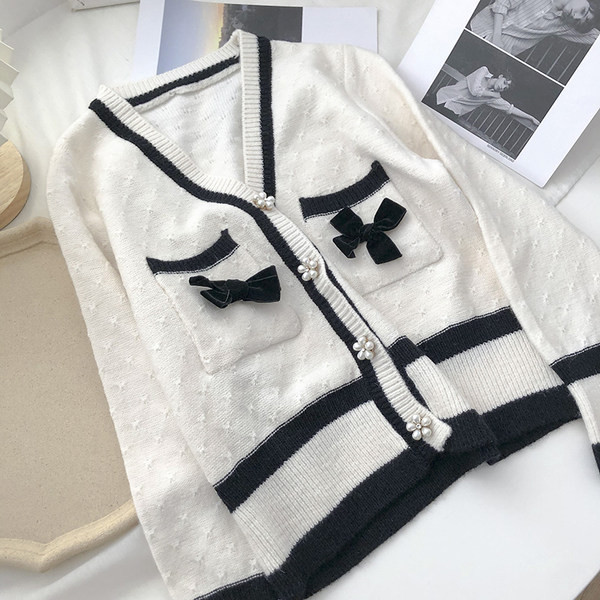 Naiste kootud vest pärlite ja paelaga