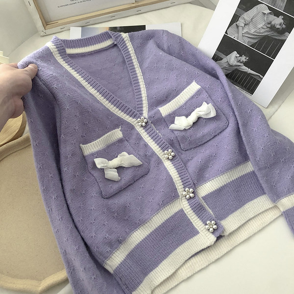 Naiste kootud vest pärlite ja paelaga