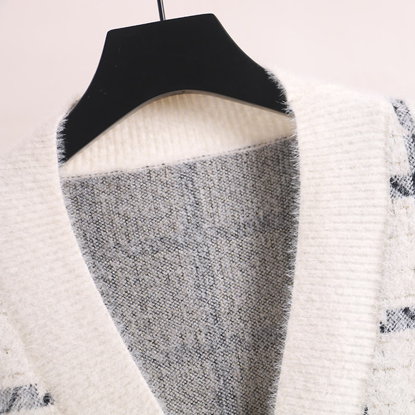 Naiste kaasaegne vest kolmes värvitoonis ja spitsikaelusega