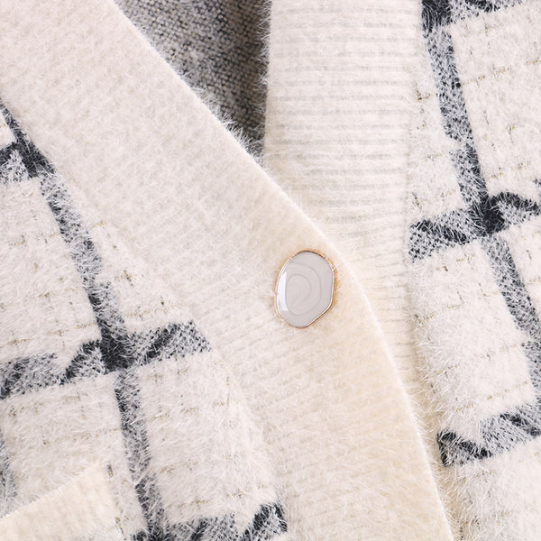 Naiste kaasaegne vest kolmes värvitoonis ja spitsikaelusega