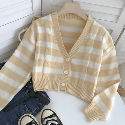 Triibuline naiste vest spitsikaela ja nööpidega