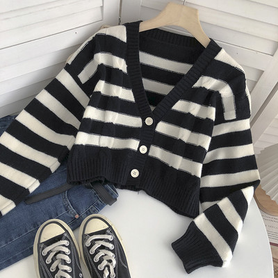 Triibuline naiste vest spitsikaela ja nööpidega