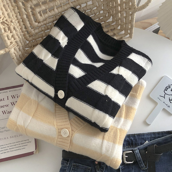 Triibuline naiste vest spitsikaela ja nööpidega