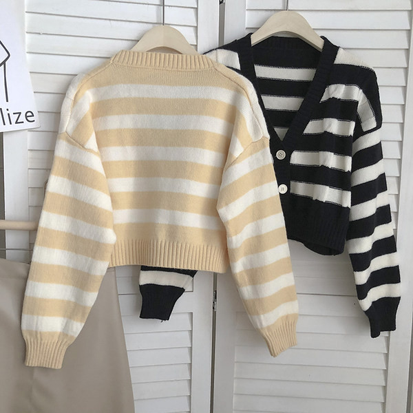 Triibuline naiste vest spitsikaela ja nööpidega