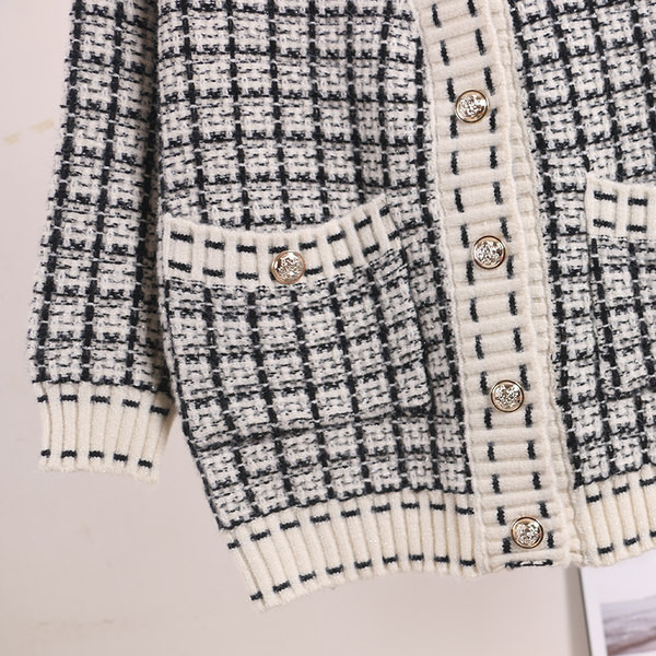 Vestă lungă de damă cu decolteu și nasturi spitz